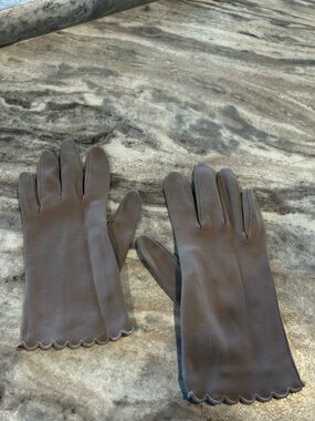 Classic Scalloped Edge Gloves in Taupe Vintage 1950’s